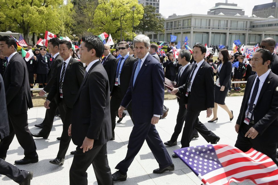 První návštěva šéfa americké diplomacie v Hirošimě: Za shození atomové bomby se Kerry neomluvil.