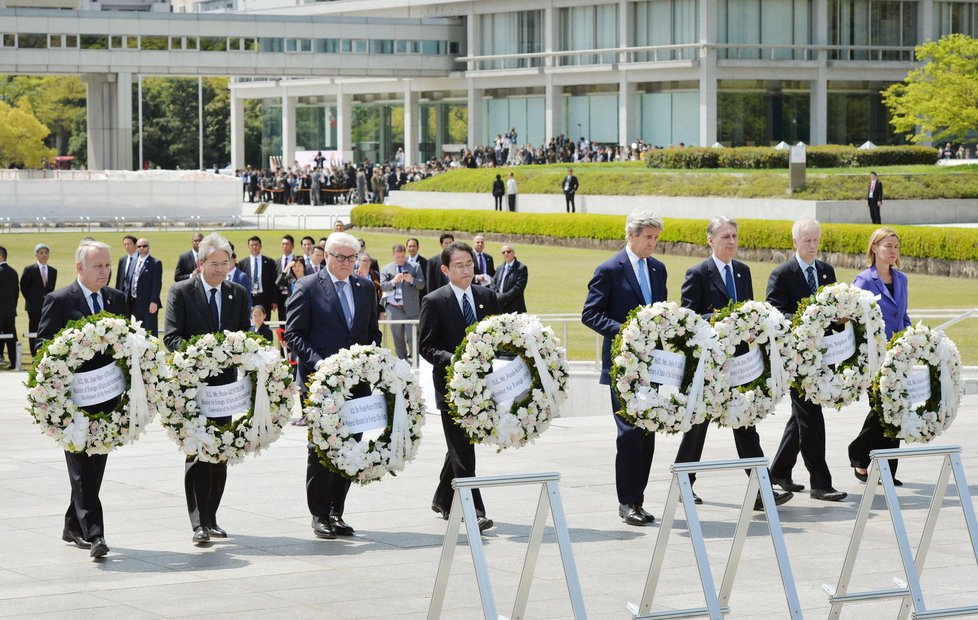 První návštěva šéfa americké diplomacie v Hirošimě: Za shození atomové bomby se Kerry neomluvil.