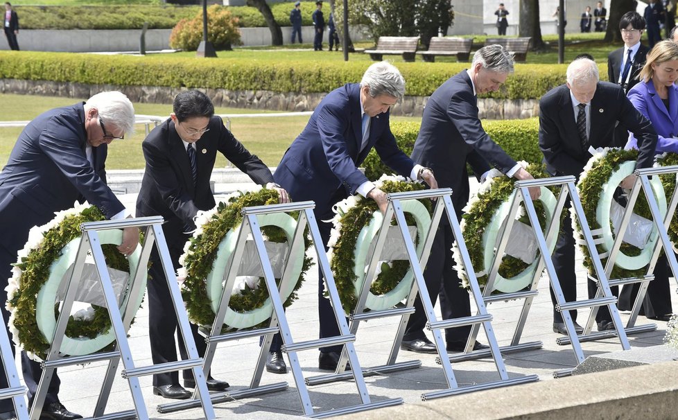 První návštěva šéfa americké diplomacie v Hirošimě: Za shození atomové bomby se Kerry neomluvil.