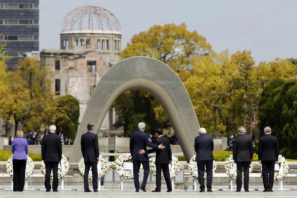 První návštěva šéfa americké diplomacie v Hirošimě: Za shození atomové bomby se Kerry neomluvil.