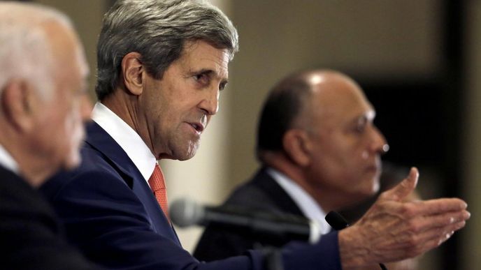 John Kerry (uprostřed) při společné tiskové konferenci s tajemníkem Ligy arabských států Nabilem Elarabym (vlevo) a egyptským ministrem zahraničí Samehem Shukrim (vpravo)