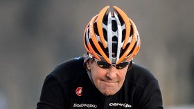 John Kerry si zlomil nohu při cyklistice v Alpách.