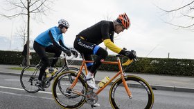 Ministr zahraničí USA je vášnivým cyklistou. Při projížďce v Alpách si zlomil nohu.