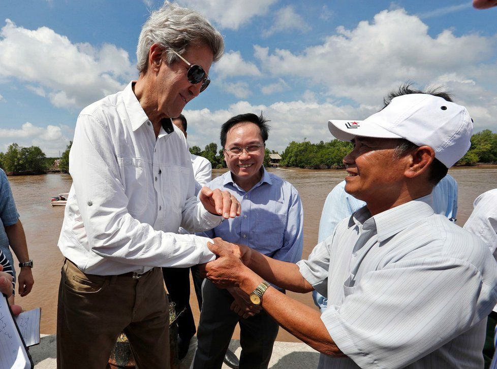 Šéf americké diplomacie John Kerry během návštěvy Vietnamu v sobotu zavítal do míst v deltě řeky Mekong, kde jako poručík amerického válečného námořnictva bezmála před půl stoletím bojoval. Setkal se tam s někdejším nepřítelem z komunistických partyzánských jednotek Vietcong. Někdejší nepřátelé, nyní sedmdesátníci, si srdečně potřásli rukama.