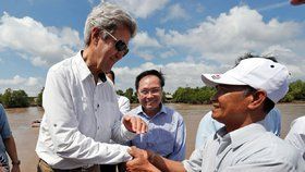 Šéf americké diplomacie John Kerry během návštěvy Vietnamu v sobotu zavítal do míst v deltě řeky Mekong, kde jako poručík amerického válečného námořnictva bezmála před půl stoletím bojoval. Setkal se tam s někdejším nepřítelem z komunistických partyzánských jednotek Vietcong. Někdejší nepřátelé, nyní sedmdesátníci, si srdečně potřásli rukama.