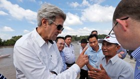 Šéf americké diplomacie John Kerry během návštěvy Vietnamu v sobotu zavítal do míst v deltě řeky Mekong, kde jako poručík amerického válečného námořnictva bezmála před půl stoletím bojoval. Setkal se tam s někdejším nepřítelem z komunistických partyzánských jednotek Vietcong. Někdejší nepřátelé, nyní sedmdesátníci, si srdečně potřásli rukama.