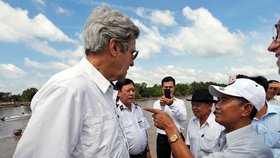 Šéf americké diplomacie John Kerry během návštěvy Vietnamu v sobotu zavítal do míst v deltě řeky Mekong, kde jako poručík amerického válečného námořnictva bezmála před půl stoletím bojoval. Setkal se tam s někdejším nepřítelem z komunistických partyzánských jednotek Vietcong. Někdejší nepřátelé, nyní sedmdesátníci, si srdečně potřásli rukama.