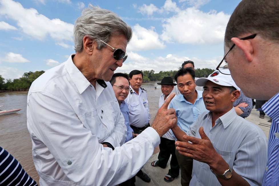 Šéf americké diplomacie John Kerry během návštěvy Vietnamu v sobotu zavítal do míst v deltě řeky Mekong, kde jako poručík amerického válečného námořnictva bezmála před půl stoletím bojoval. Setkal se tam s někdejším nepřítelem z komunistických partyzánských jednotek Vietcong. Někdejší nepřátelé, nyní sedmdesátníci, si srdečně potřásli rukama.