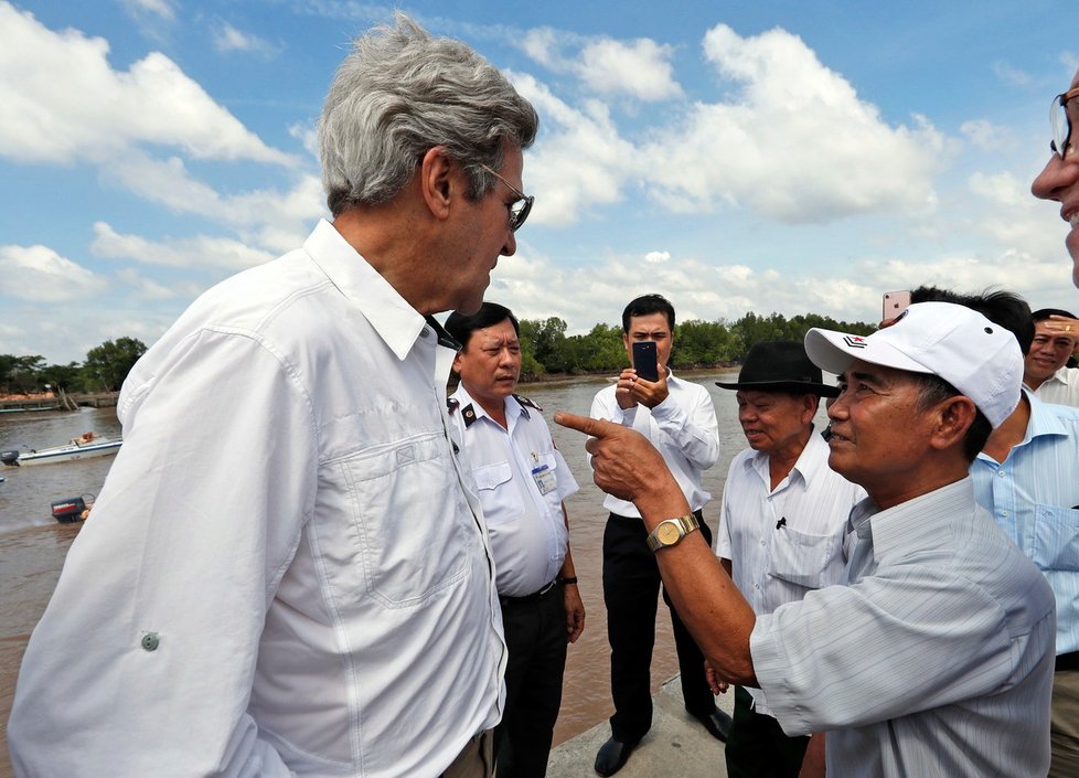 Šéf americké diplomacie John Kerry během návštěvy Vietnamu v sobotu zavítal do míst v deltě řeky Mekong, kde jako poručík amerického válečného námořnictva bezmála před půl stoletím bojoval. Setkal se tam s někdejším nepřítelem z komunistických partyzánských jednotek Vietcong. Někdejší nepřátelé, nyní sedmdesátníci, si srdečně potřásli rukama.