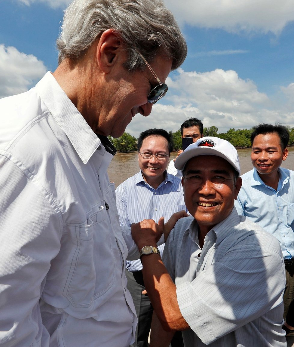 Šéf americké diplomacie John Kerry během návštěvy Vietnamu v sobotu zavítal do míst v deltě řeky Mekong, kde jako poručík amerického válečného námořnictva bezmála před půl stoletím bojoval. Setkal se tam s někdejším nepřítelem z komunistických partyzánských jednotek Vietcong. Někdejší nepřátelé, nyní sedmdesátníci, si srdečně potřásli rukama.