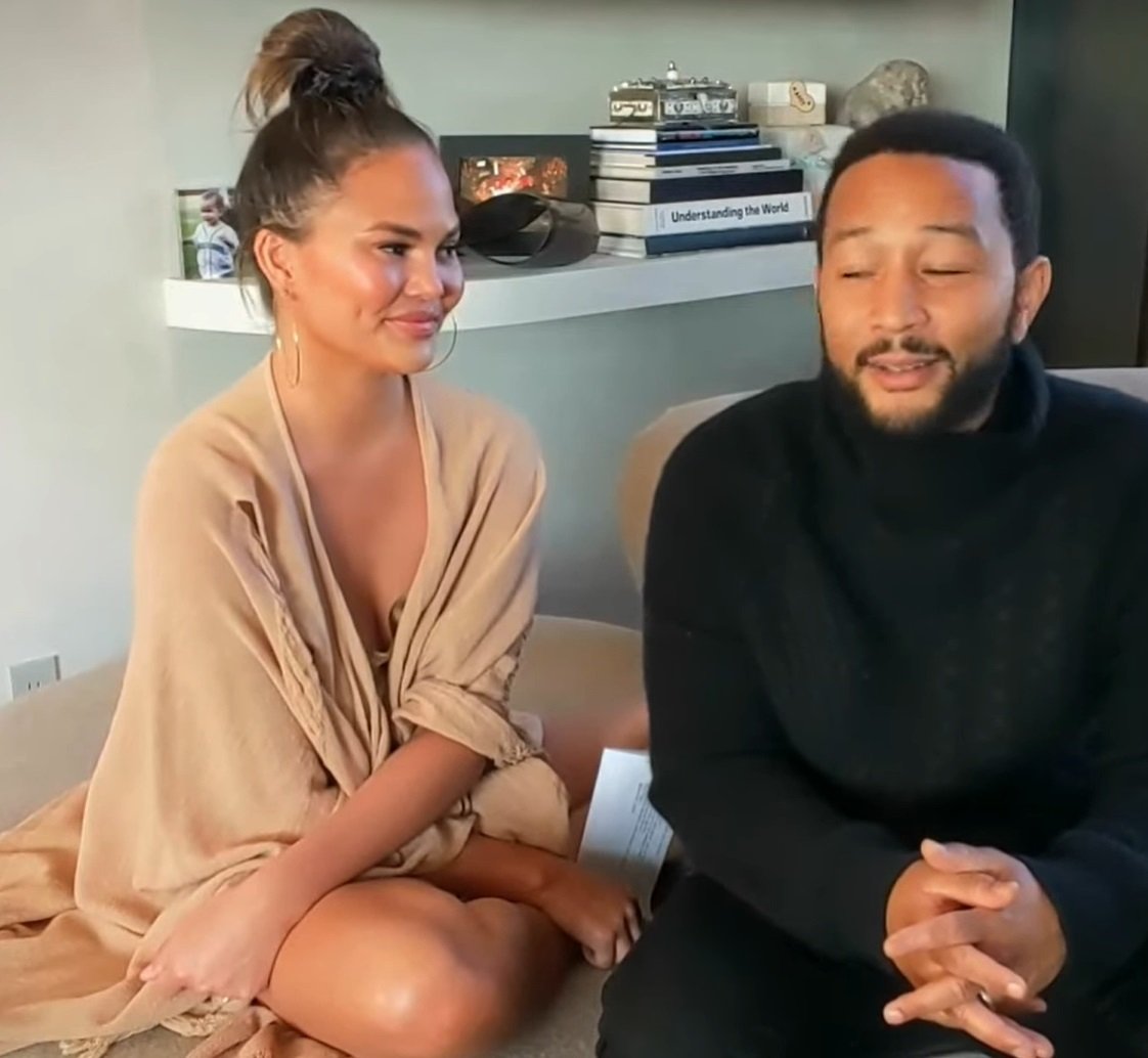 John Legend a Chrissy Teigen při online koncertu v době koronaviru