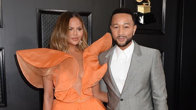 John Legend s manželkou Chrissy Teigen na letošním udílení cen Grammy