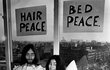 John Lennon s Yoko Ono v posteli amsterodamského hotelu při happeningu za mír.