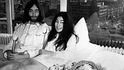 John Lennon s Yoko Ono v posteli amsterodamského hotelu při happeningu za mír.