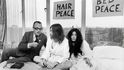 John Lennon s Yoko Ono v posteli amsterodamského hotelu při happeningu za mír.