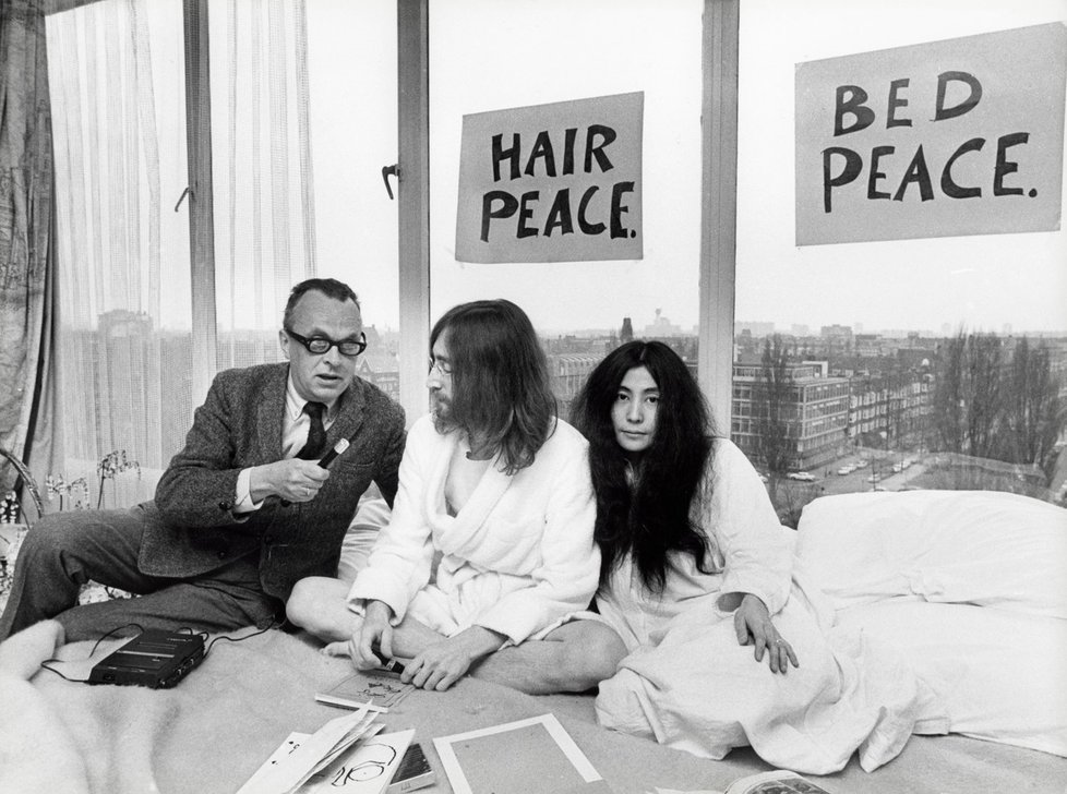 John Lennon s Yoko Ono v posteli amsterodamského hotelu při happeningu za mír.