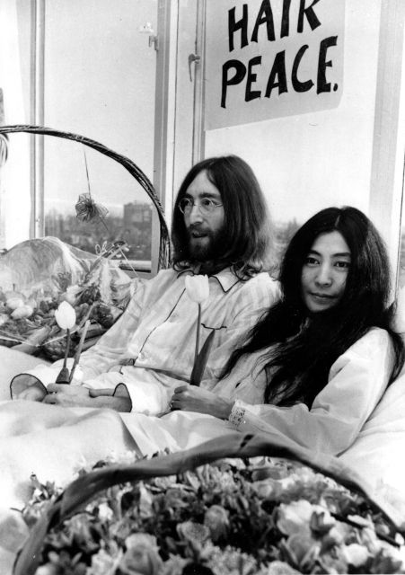 John Lennon s Yoko Ono v posteli amsterodamského hotelu při happeningu za mír.