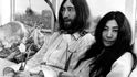 John Lennon a Yoko Ono v posteli amsterodamského hotelu při happeningu za mír.
