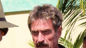 John McAfee svému sousedovi vyhrožoval údajně zbraní