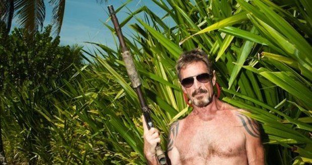 Antivirový král a zchudlý miliardář McAfee zemřel ve vězení. Vinili ho z podvodů, domů nechtěl