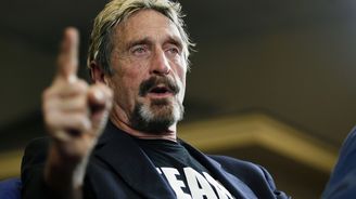 Zakladatel firmy McAfee je obviněn z kryptoměnových podvodů. Investory měl připravit o čtvrt miliardy