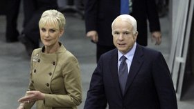 John McCain s manželkou Cindy