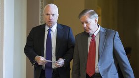 Republikánští senátoři John McCain a Lindsey Graham