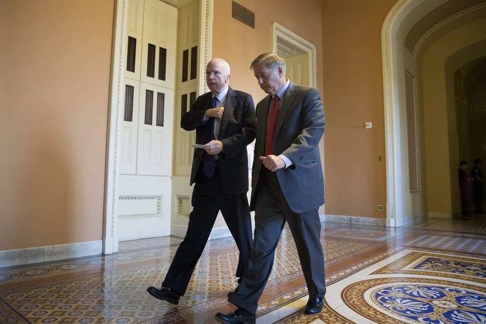 Republikánští senátoři John McCain a Lindsey Graham