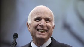 Americký senátor John McCain čeká blízkou smrt. Řeší proto účastníky svého pohřbu a chce, aby Trump mezi nimi nebyl.