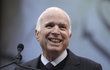 Americký senátor John McCain čeká blízkou smrt. Řeší proto účastníky svého pohřbu a chce, aby Trump mezi nimi nebyl