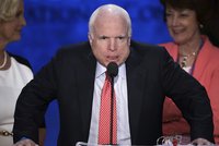 Hrdina a rebel McCain (†81) vzdoroval do poslední chvíle. Trumpa na pohřbu odmítl