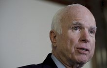 Senátor McCain: Vzdává boj s RAKOVINOU!