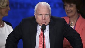 Americký senátor John McCain čeká blízkou smrt. Řeší proto účastníky svého pohřbu a chce, aby Trump mezi nimi nebyl