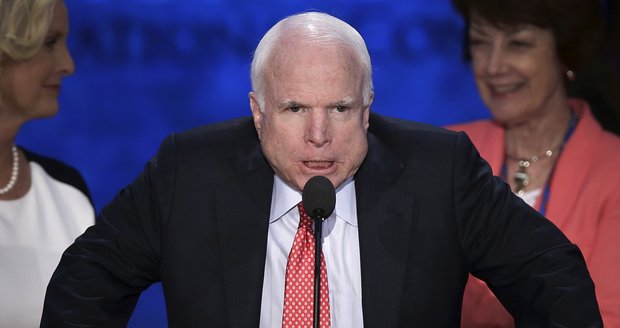 Hrdina a rebel McCain (†81) vzdoroval do poslední chvíle. Trumpa na pohřbu odmítl