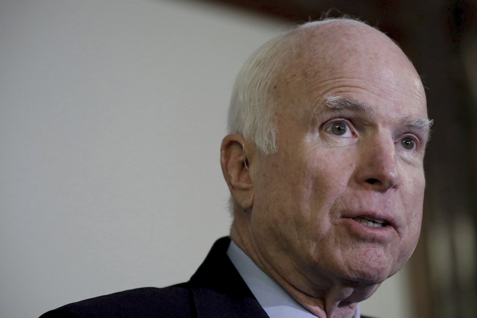 Americký senátor John McCain čeká blízkou smrt. Řeší proto účastníky svého pohřbu a chce, aby Trump mezi nimi nebyl