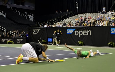 »Jestřáb« McEnroe (vpravo) hlásí soupeři aut.