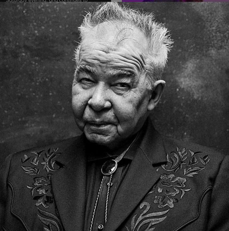 Country zpěvák John Prine stále bojuje o život.