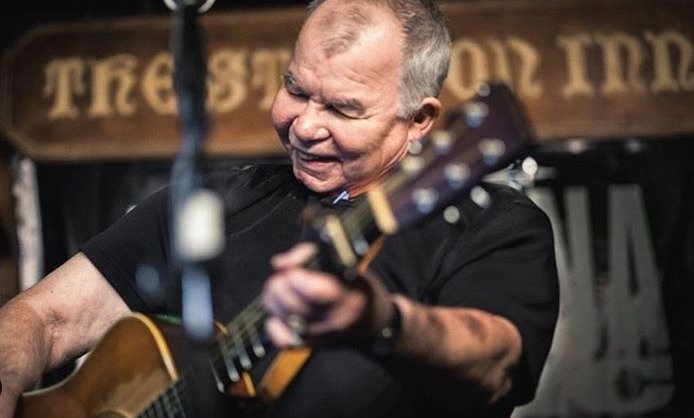 Country zpěvák John Prine stále bojuje o život.