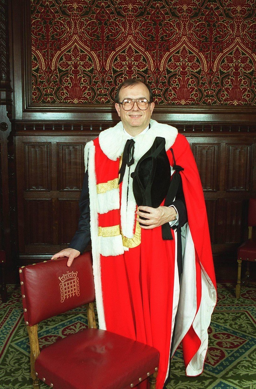 Baron John Sewel skončil po skandálu ve Sněmovně lordů
