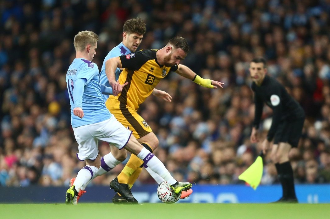 John Stones se snaží vypořádat se situací v utkání Man. City proti Port Vale