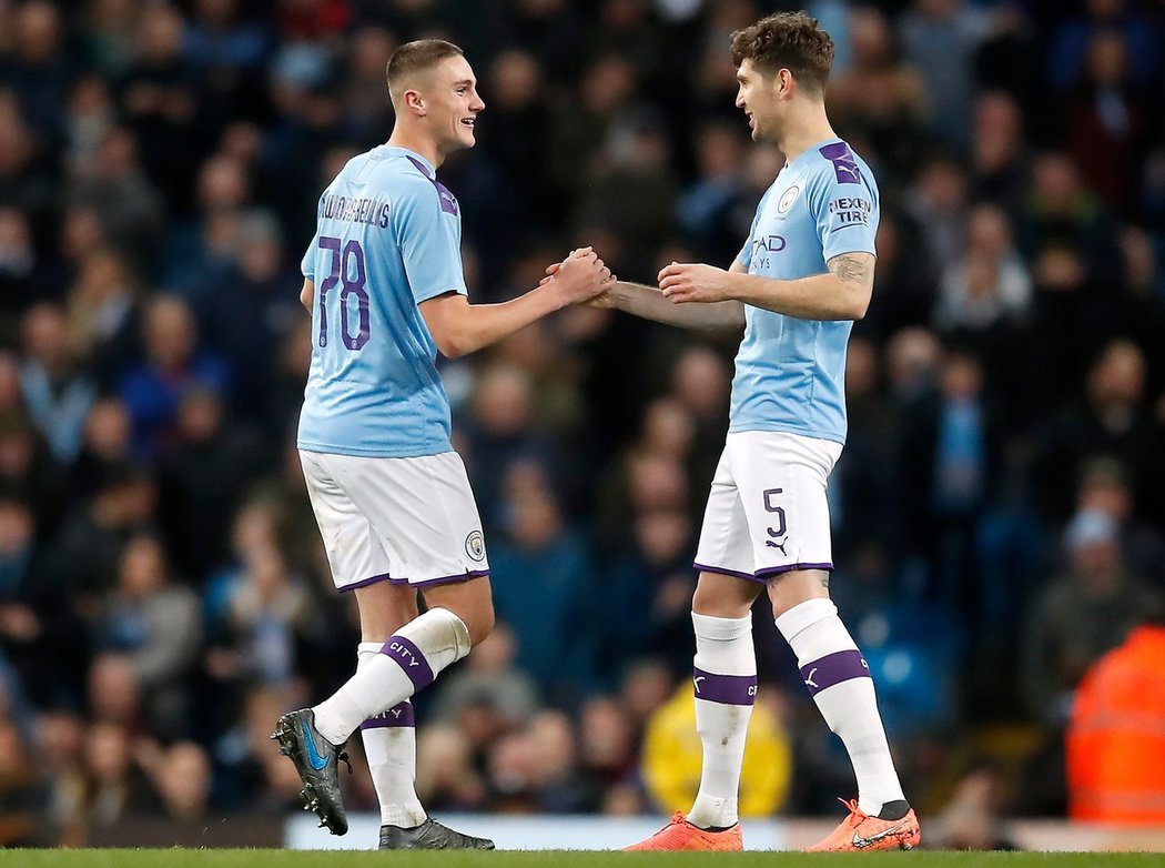 Hráč Manchesteru City Taylor Harwood-Bellis slaví třetí gól utkání s týmovým spoluhráčem Johnem Stonesem