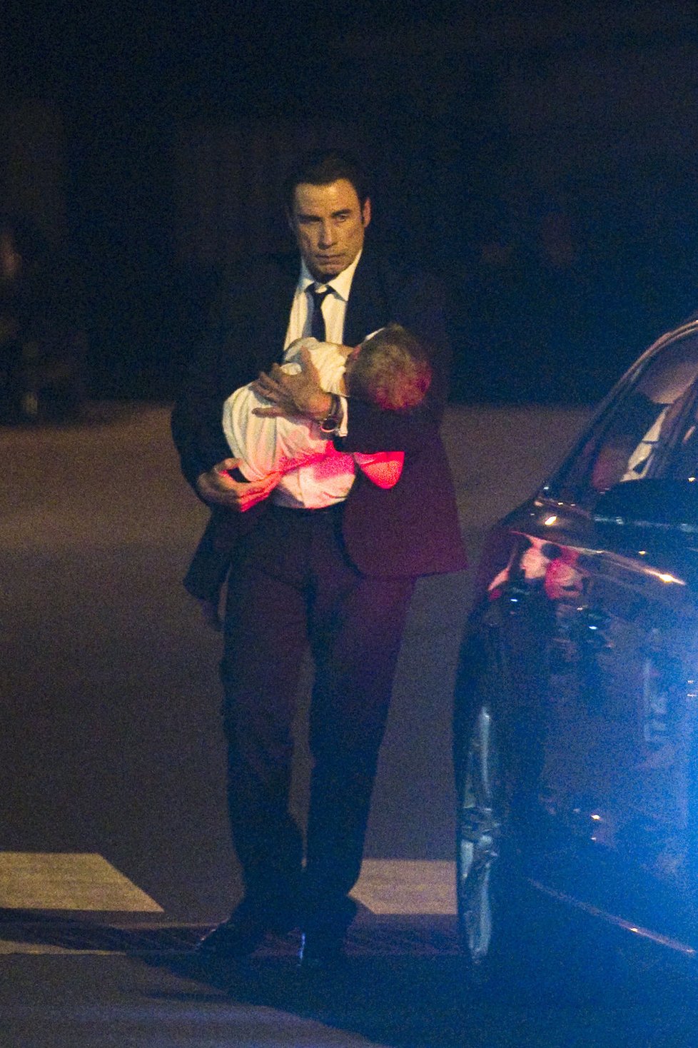Pyšný otec John Travolta (59) při příletu do Karlových Varů. V náručí drží svého synka Benjamina (3).