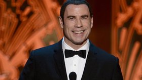 John Travolta působil vyrovnaně a usmíval se.