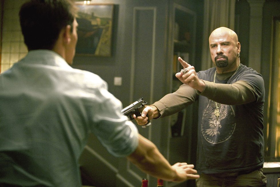 Holohlavý Travolta s pistolí v ruce v novém filmu. Vedle něj zazáří Jonathan Rhys Meyers (na snímku otočený zády).