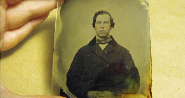 Muž na fotografii z roku 1860 jako by vypadl herci z oka