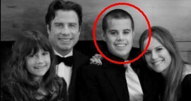 John Travolta se svojí rodinou. V kroužku zemřelý Jeff