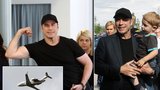 Největší hvězda festivalu opustila Karlovy Vary: Svalovec Travolta vtipkoval při odletu!