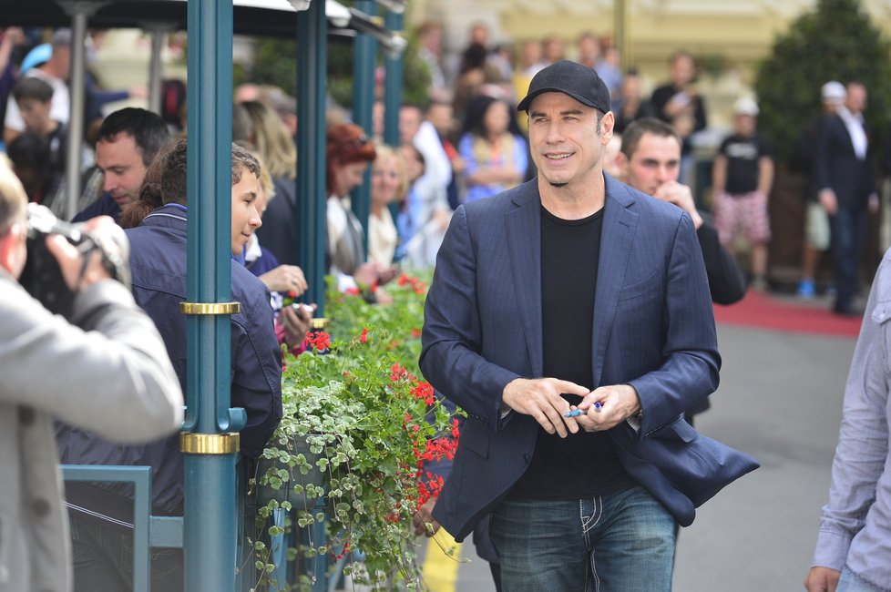 John Travolta opouští Karlovy Vary a míří na letiště