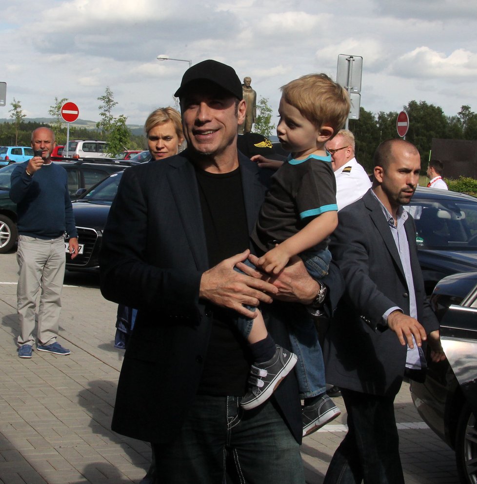 John Travolta se synem Benjaminem v Česku.