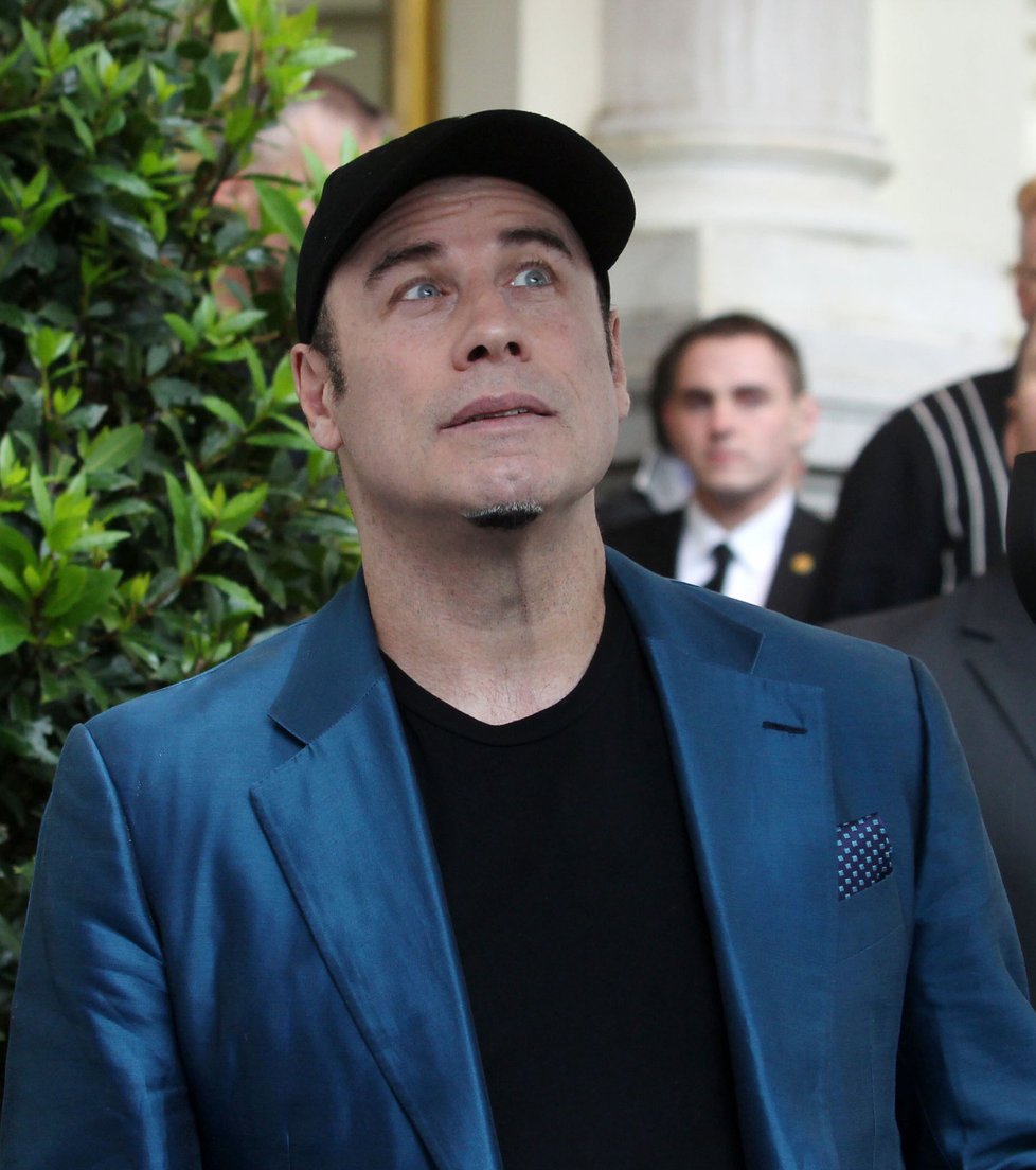 Travolta dnes dorazil na tiskovou konferenci v kšiltovce